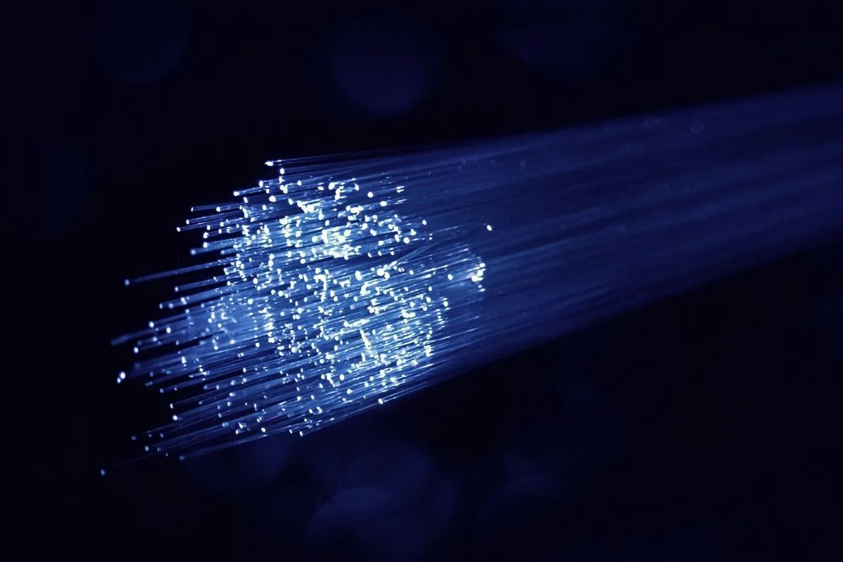 Glasvezel-uitrol in België — samenwerking tussen telecom-operatoren onder BIPT-toezicht